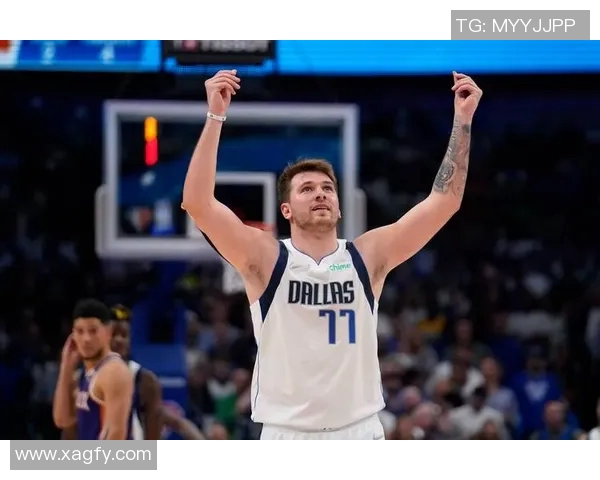 东契奇借挡拆突破 招牌歪身骑马射箭